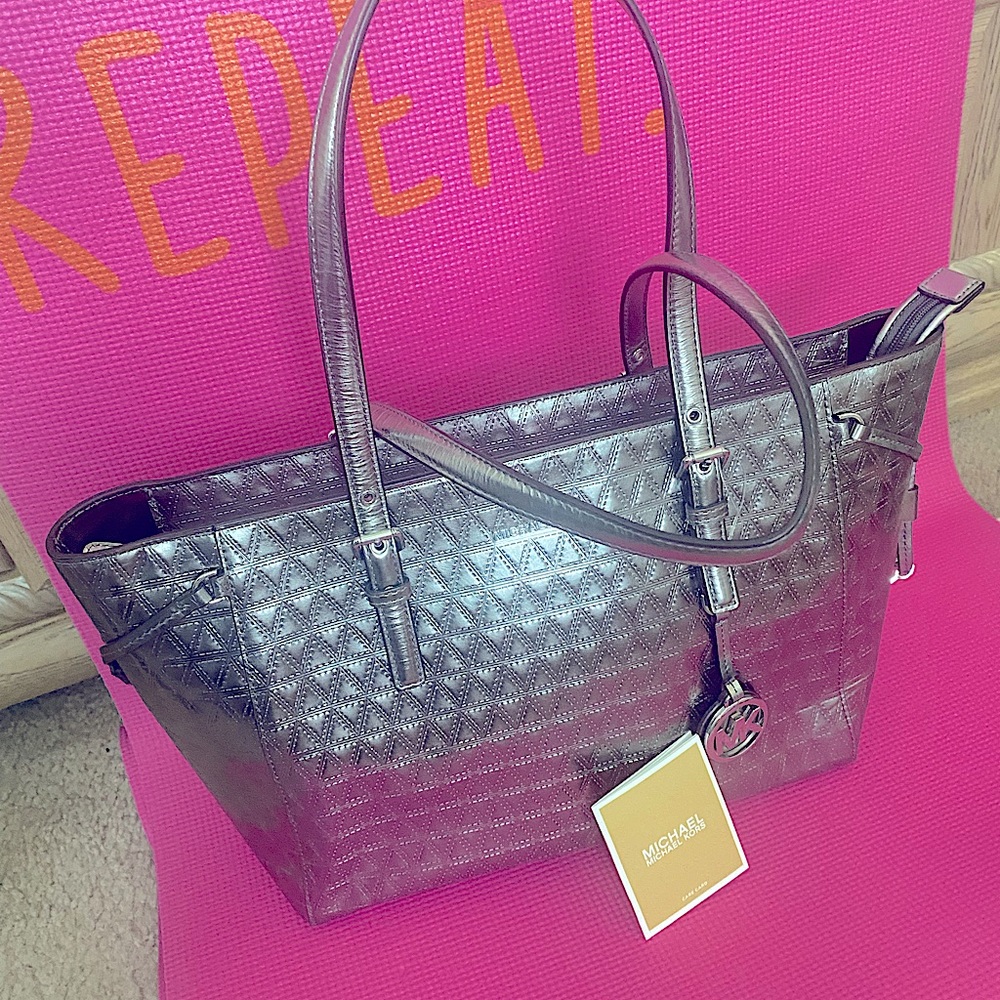 Ladies gunpueter without the wallet zip around Tote bag